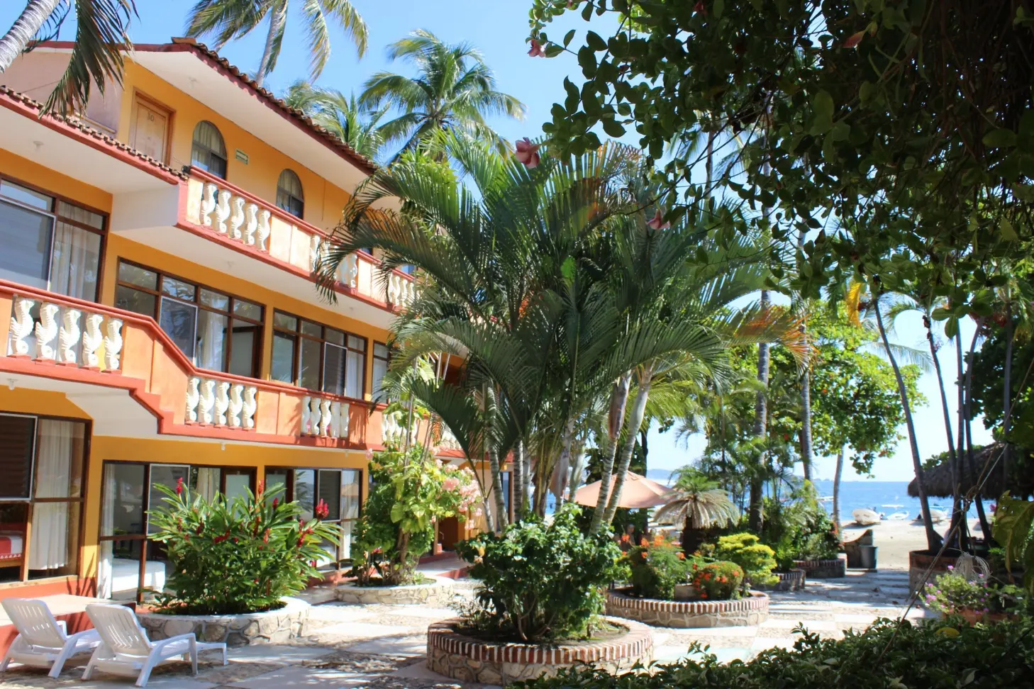 Fachada del Hotel Rincón del Pacífico en Puerto Escondido